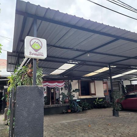 Semeru Hostel Malang (Adults Only) Екстер'єр фото