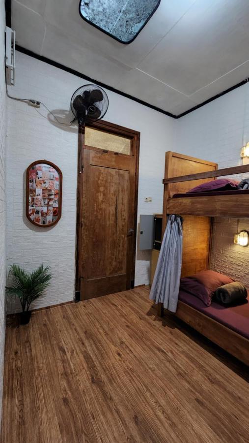 Semeru Hostel Malang (Adults Only) Екстер'єр фото