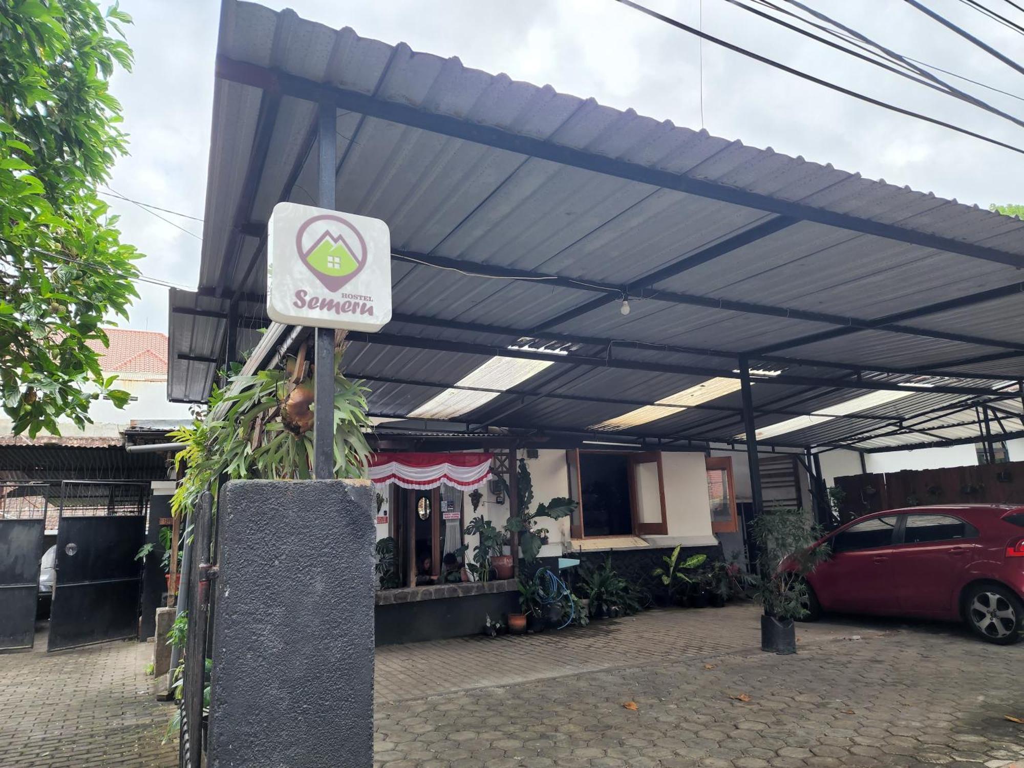 Semeru Hostel Malang (Adults Only) Екстер'єр фото