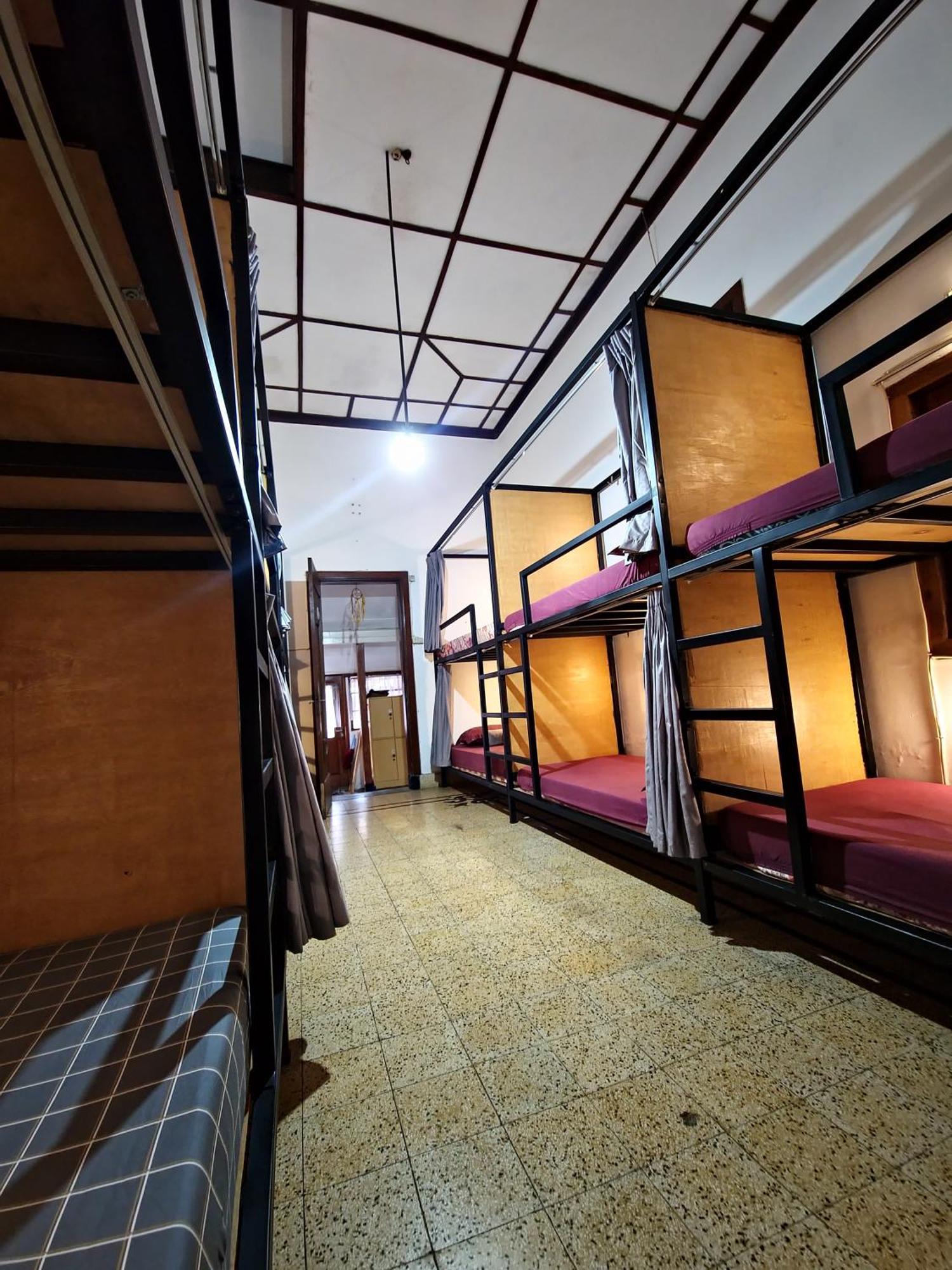 Semeru Hostel Malang (Adults Only) Екстер'єр фото