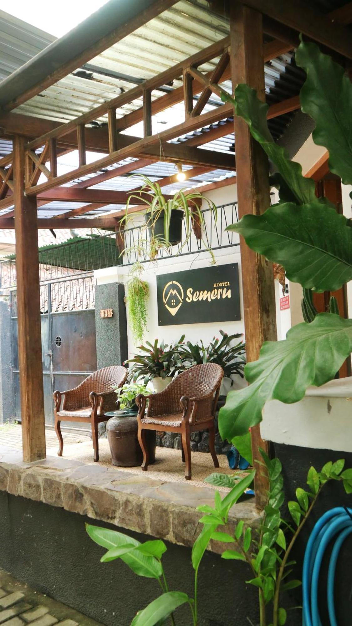 Semeru Hostel Malang (Adults Only) Екстер'єр фото