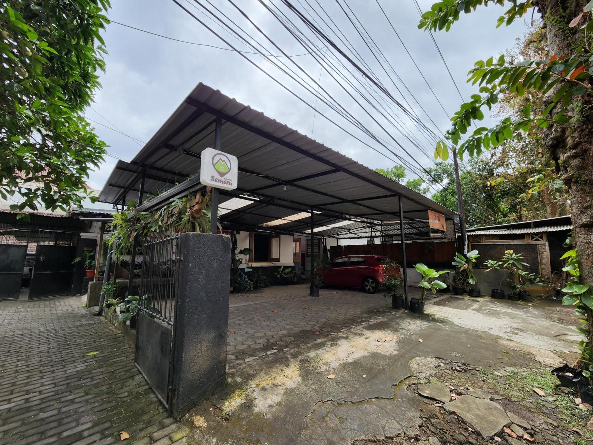 Semeru Hostel Malang (Adults Only) Екстер'єр фото